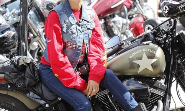 UNA CHICA BIKER