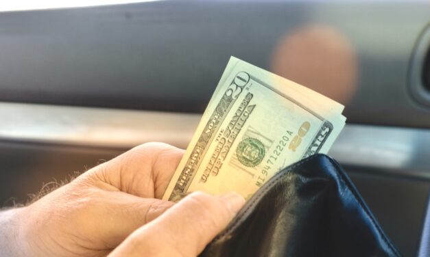 Dólar ‘agarra en curva’ al peso al cierre de cotización: 18 de abril 2022 México