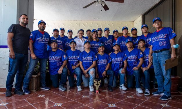RECIBE ALCALDESA A CAMPEONES DE BEISBOL