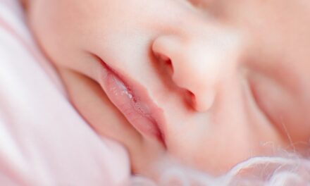 “Cuidados básicos para el recién nacido: Alimentación, Baño y Sueño”