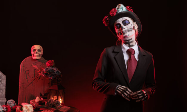 Halloween y el Día de Muertos: Una Mirada a Dos Tradiciones Milenarias