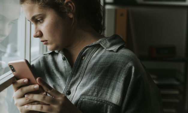 “En Conexión Permanente: El Impacto de las Redes Sociales en Nuestra Salud Mental”